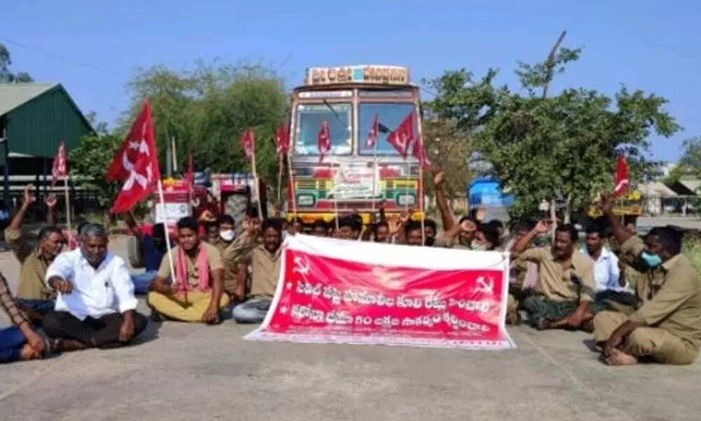 CITU leaders staging a protest in front of civil supplies godown in Nandyal on Wednesday.