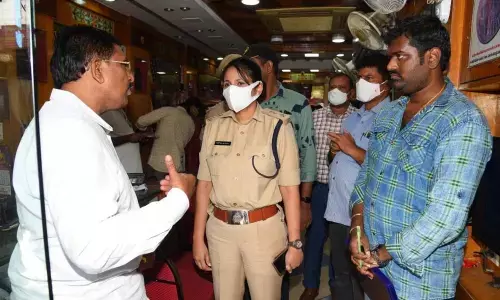 SP M Deepika inspecting the jewellery shop in Vizianagaram on Wednesday