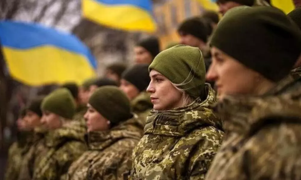 18,000 weapons distributed to reservists in Kiev as men banned from leaving country