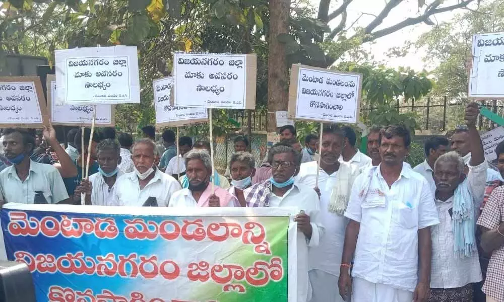 Leaders of JAC stage a dharna at the collectorate in Vizianagaram on Friday