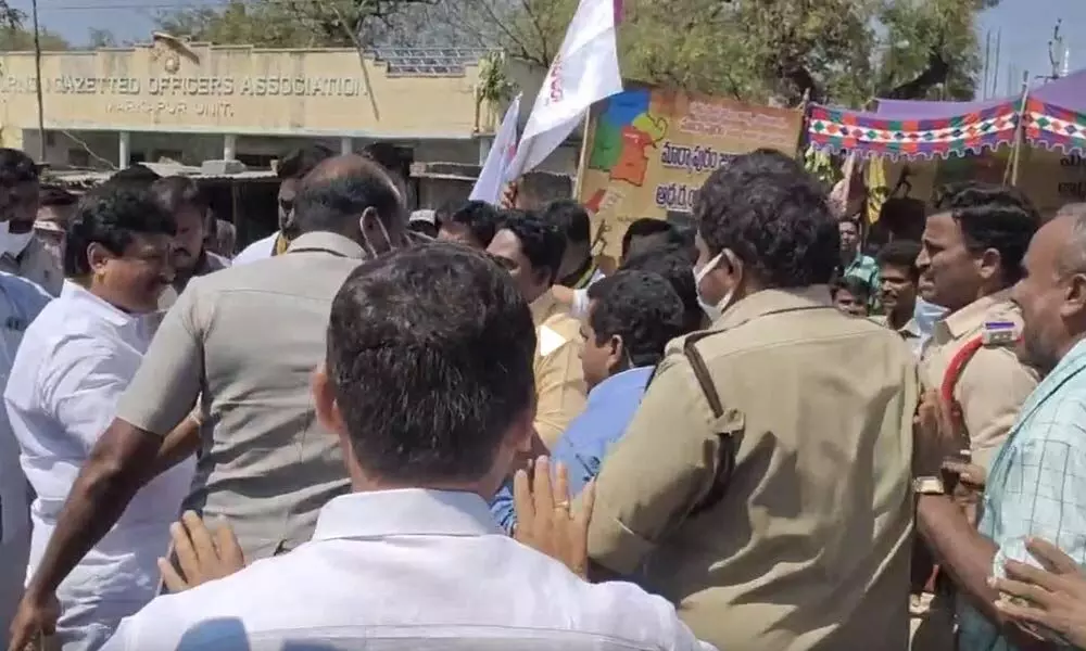 Minister Vellampalli Srinivas pacifying the Markapuram Zilla Sadhana Samiti members who are obstructing his convoy at Markapuram on Saturday