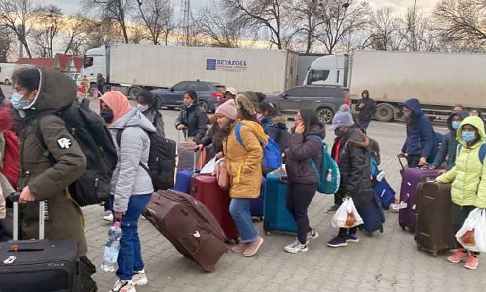 300 Indian students walk 35 km in freezing cold to exit Ukraine