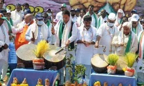 Bengaluru: Congress leaders overcome by fatigue during Mekedatu padayatra