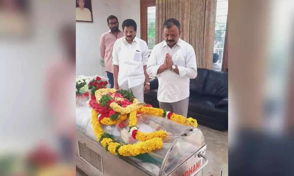 Former MLA Yarapathineni Srinivasa Rao paying tributes to Yadapati Venkata Rao at his daughters residence in Hyderabad on Monday
