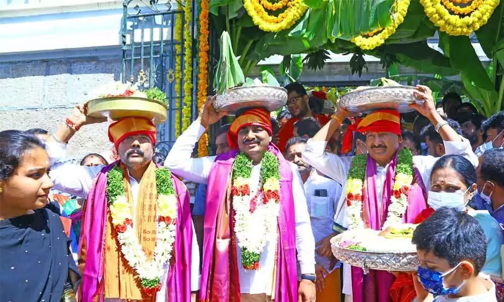 Minister Peddireddi Ramachandra Reddy carrying silk clothes to offer them to the presiding deity at Srikalahasti temple on Monday
