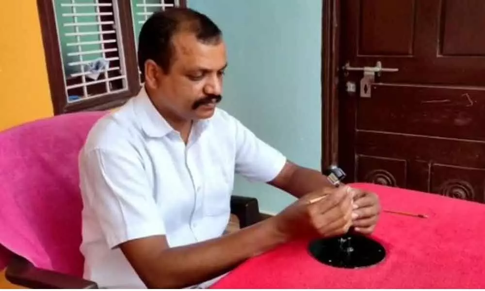 Jagtial man creates miniature Siva Linga