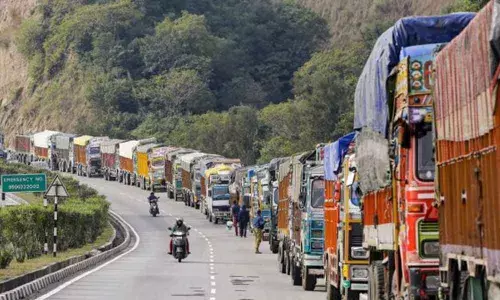 Landslide blocks Jammu-Srinagar National Highway