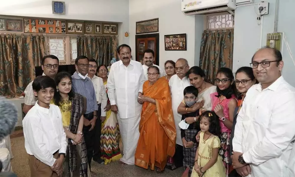 Vice-President M Venkaiah Naidu calling on Jupudi Hymavathi, wife of MLC and Jan Sangh leader late Jupudi Yagnanarayana, her son and BJP State Legal cell convener Jupudi Ranga Raju and his family members at their residence in Guntur on Tuesday