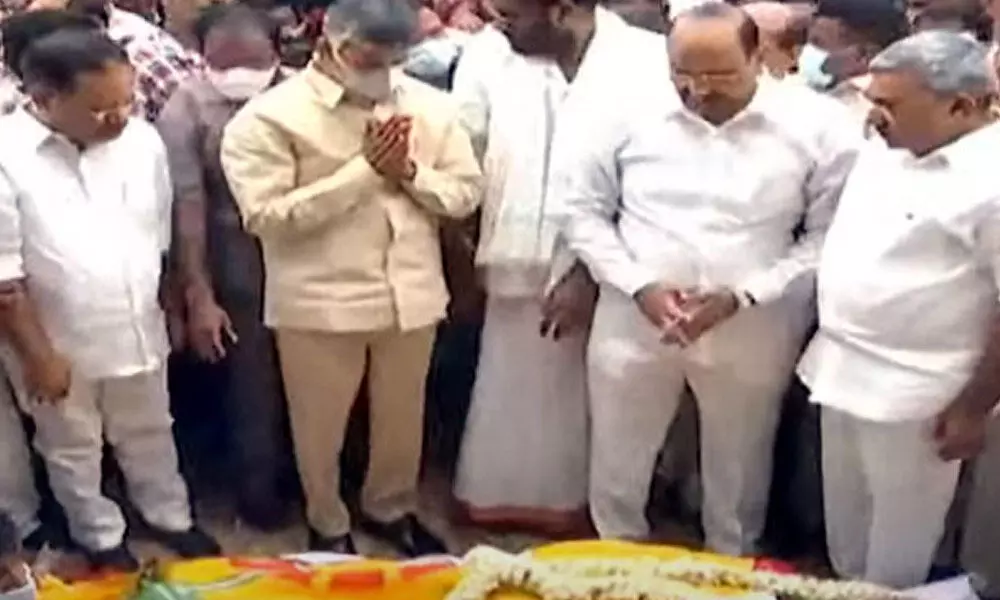 Chandrababu attends Yadlapati Venkata Raos last rites in Tenali, participates in the funeral procession