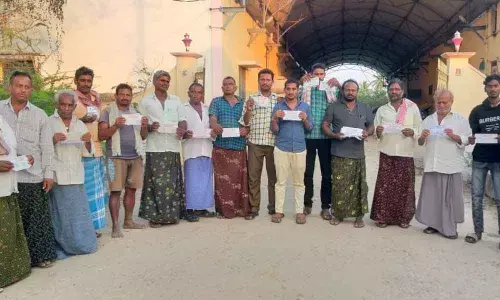 Chirala: Farmers duped by trader