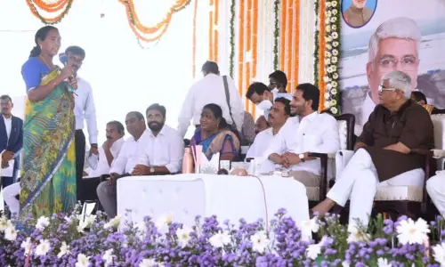 Koya tribal woman Madakam Posamma explaining the problems of tribals to Union Minister for Jal Shakti Gajendra Singh Shekhawat and Chief Minister YS Jagan Mohan Reddy at Indukuru -1, Devipatnam Mandal of East Godavari district (File Photo)