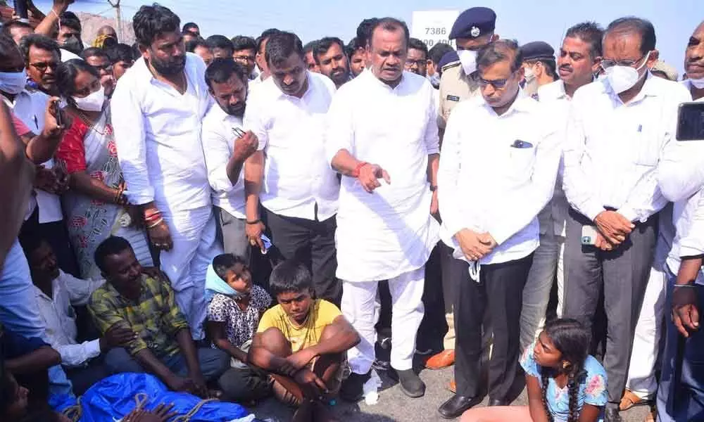 MP Komatireddy Venkat Reddy having a word with the district officials during the protest at Rayagiri on Monday