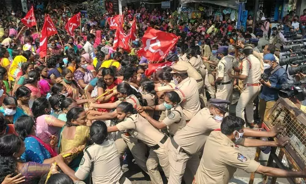 Police blocking Anganwadi workers entering the collectorate in Visakhapatnam on Monday