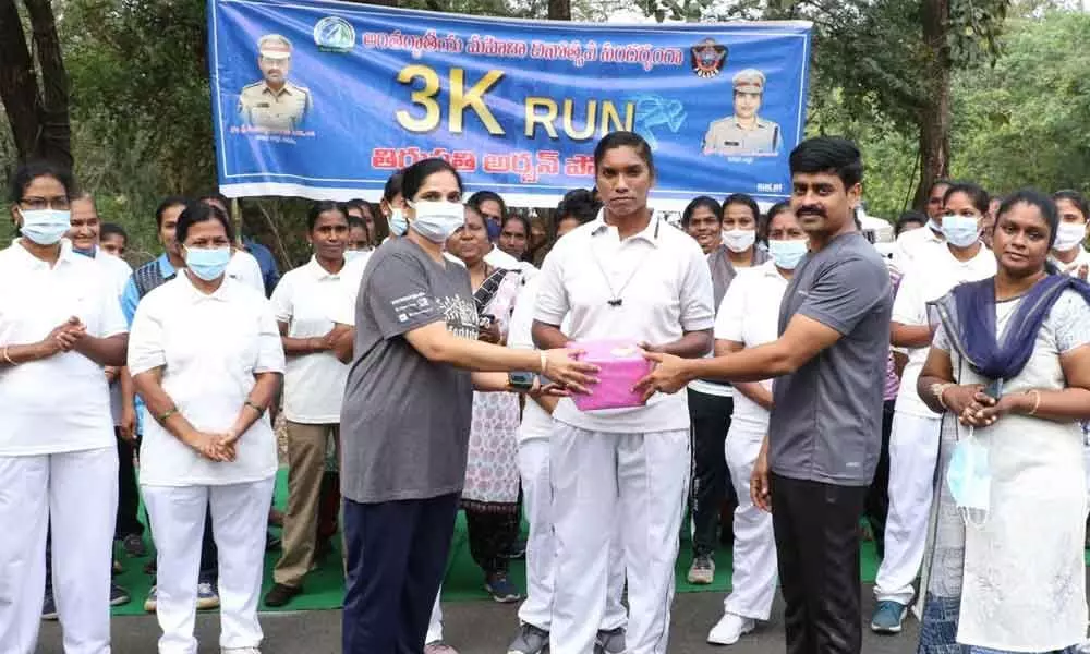 Urban SP Venkata Appala Naidu along with ASP Supraja handing over presentations to the winners in 3k run in Tirupati on Monday.