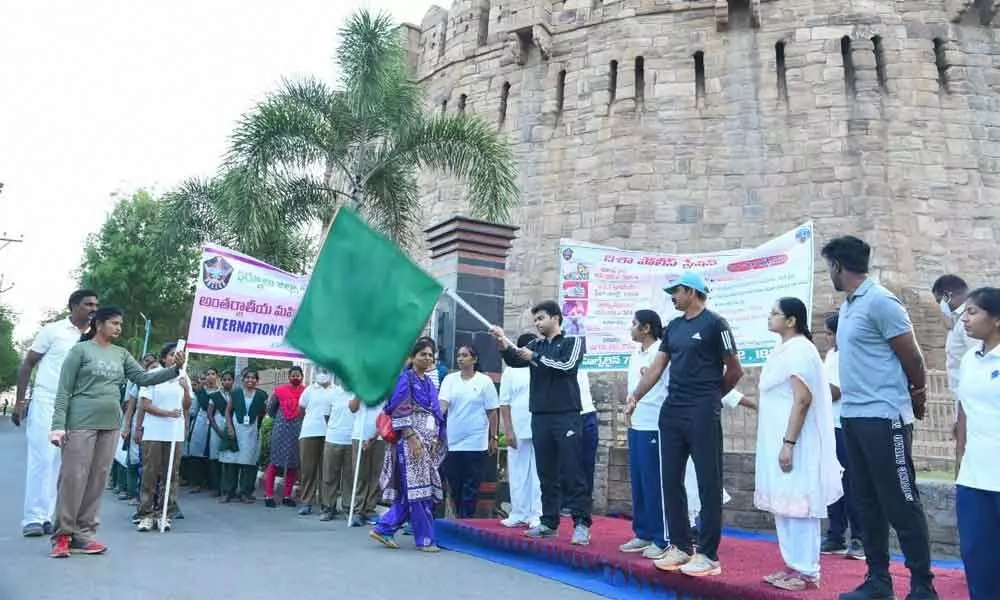 SEB ASP Tuhin Sinha flagging off three-kilometre run from Konda Reddy Fort in Kurnool on Monday