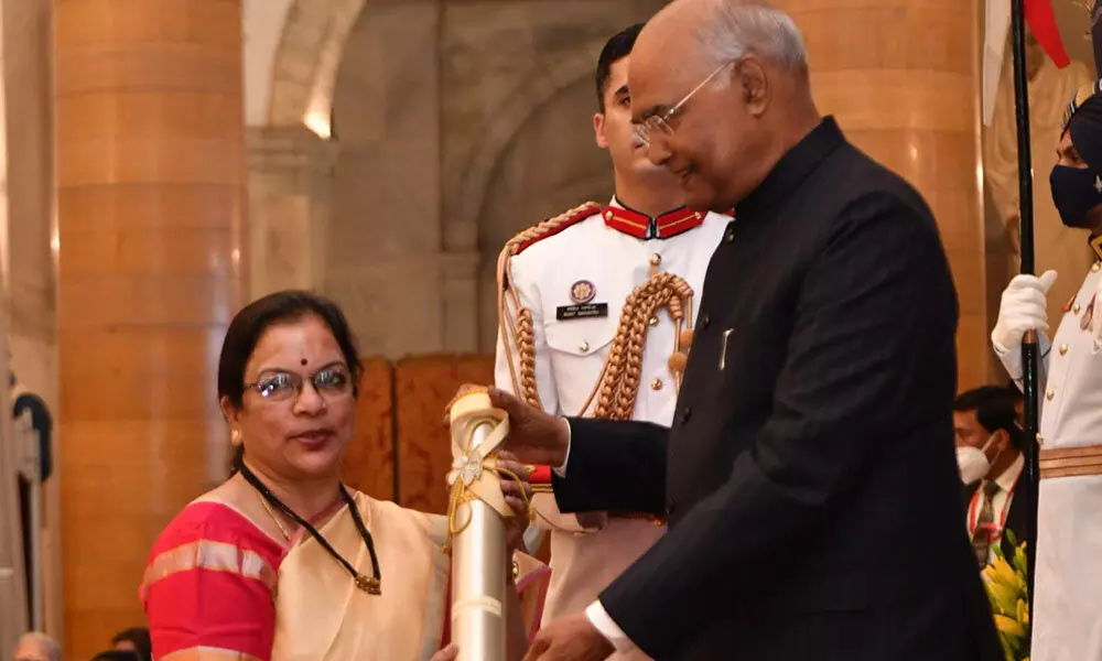 President Ram Nath Kovind presents Nari Shakti Puraskar to Prof Sathupati Prasanna Sree for preserving minority tribal languages. She is the first woman in the world to devise scripts for 19 tribal languages.