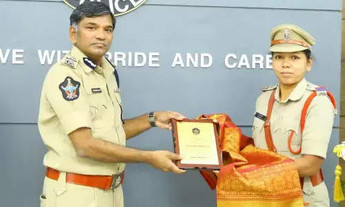 Director General of Police KV Rajendranath Reddy presenting merit award to a woman police personnel at a programme at the State police office in Vijayawada on Tuesday