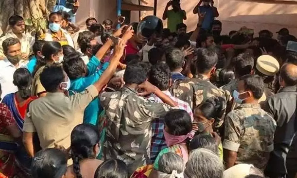 The family members of a dead contract worker staged a dharna at Singareni Area hospital at Godavarikhani in Peddapalli district on Wednesday