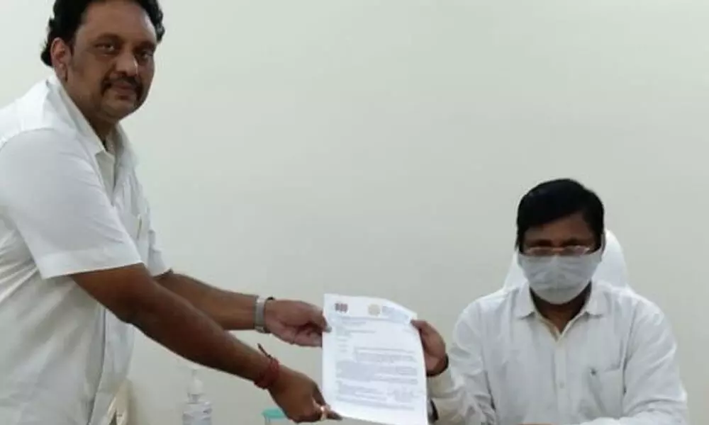 Akhil Bharata Panchayat Parishad national secretary Dr Jasti Veeranjaneyulu submitting a memorandum to District Revenue Officer Kondaiah at the Collectorate in Guntur on Wednesday