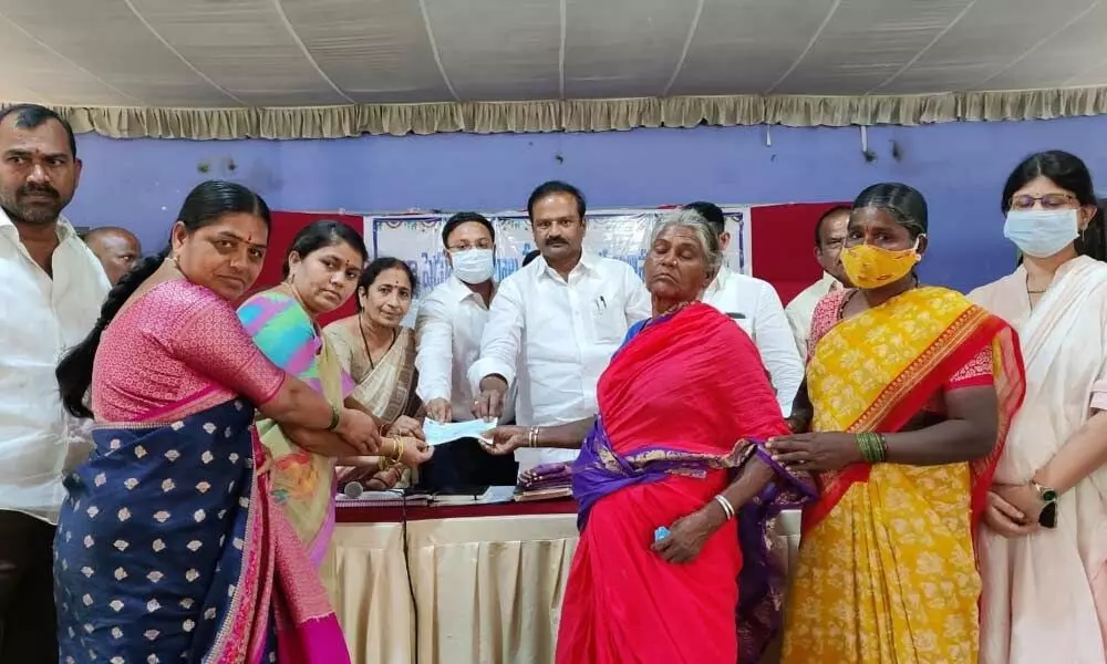 Devarkadra MLA Ala Venkateshwar Reddy presenting a cheque for Rs 5 lakh to the family members of Pandu, a farmer who died of electrocution in his fields recently