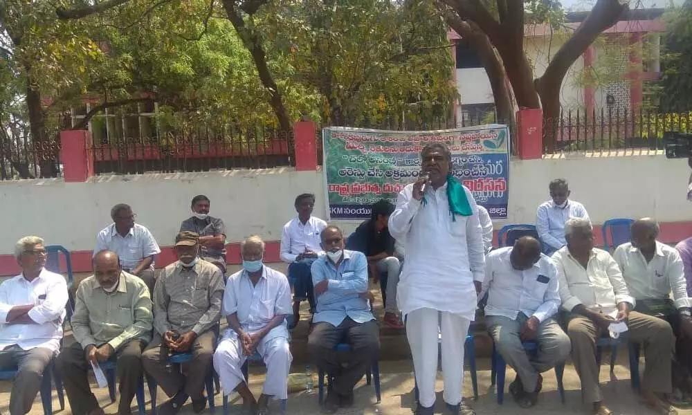Prakasam district convener of Samyukt Kisan Morcha Chunduru Rangarao speaking at the protest by farmers at the Collectorate in Ongole on Saturday