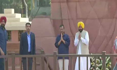 Bhagwant Mann, Arvind Kejriwal pay floral tributes at Jallianwala Bagh in Amritsar