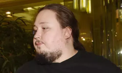 Watch The Trending Video Of A Russian Man Handcuffing Himself