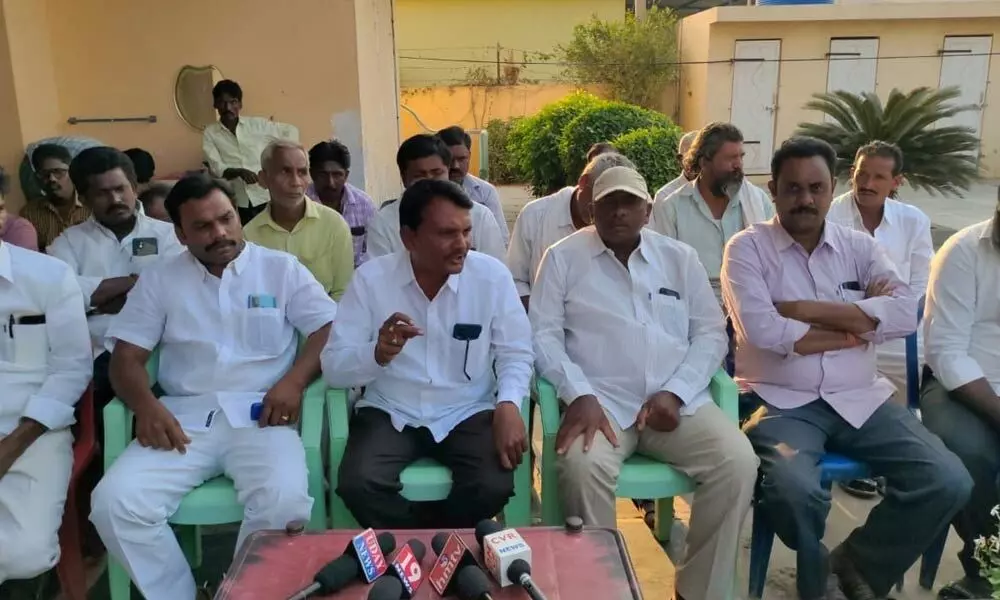 TDP Yerragondapalem leaders speaking at a press meet at Hanuman Junction Kunta in Peddaraveedu mandal on Tuesday