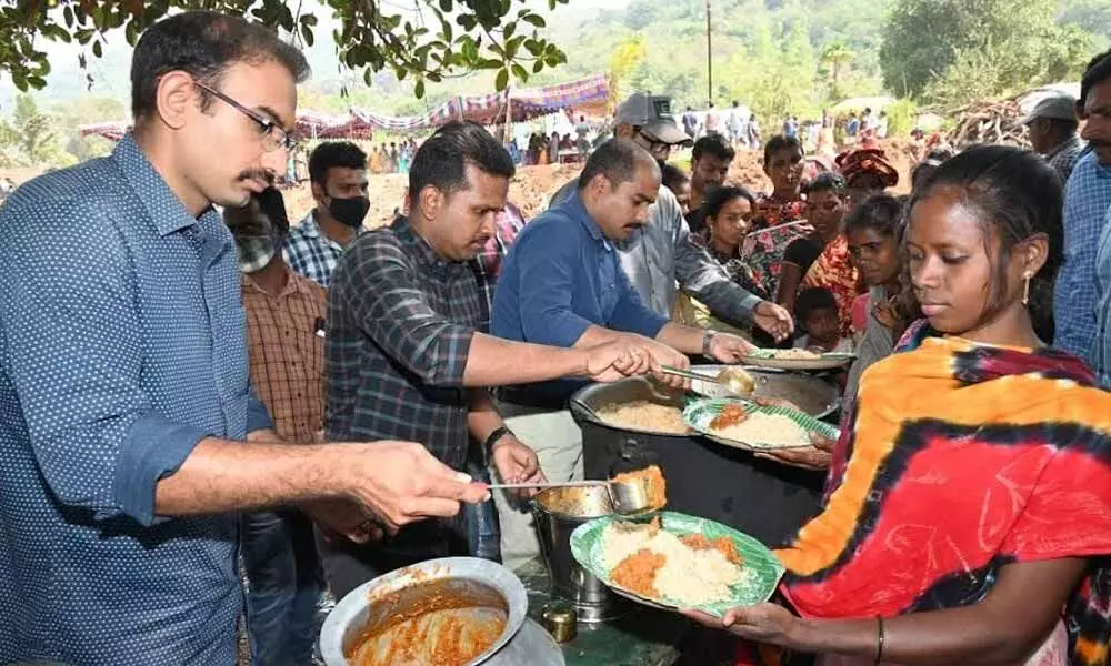 District police serving lunch to tribals in Visakhapatnam on Tuesday