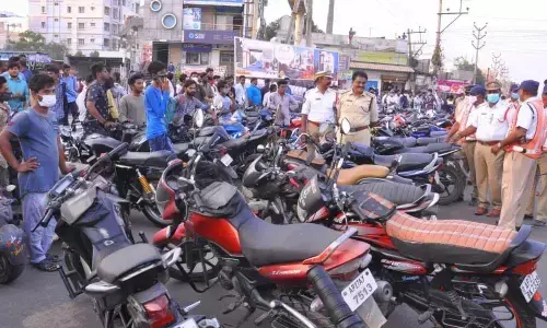 Traffic DSP P Mallikarjuna Rao inspecting seized vehicles at Mangamur road junction in Ongole on Wednesday