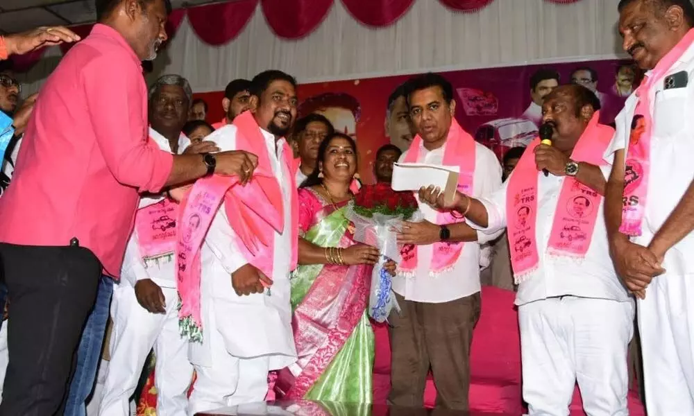 Minister KTR welcoming BJP leaders into the TRS party in Karimnagar on Thursday