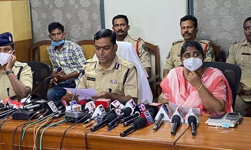 Police Commissioner Manish Kumar Sinha sharing details  of the kidnap case with the media in Visakhapatnam on Thursday.