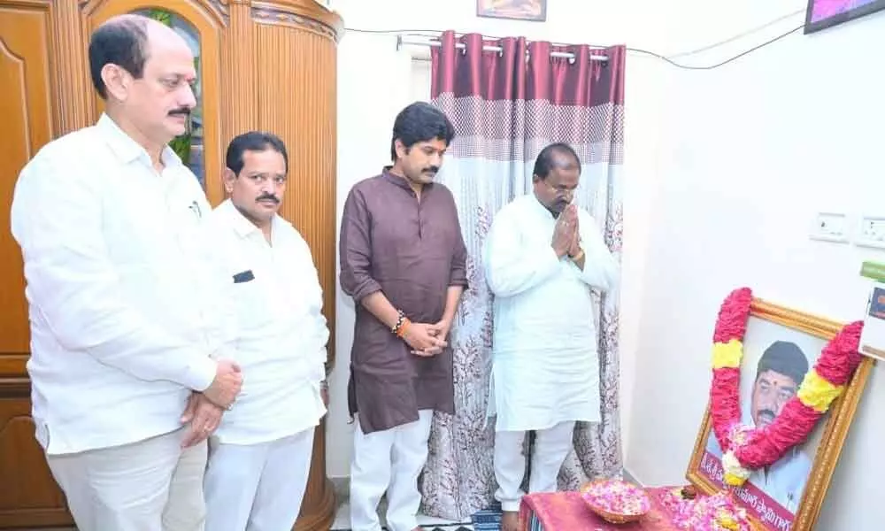 BJP State president Somu Veerraju paying tributes to Valluru Kumara Swamy in Guntur on Thursday