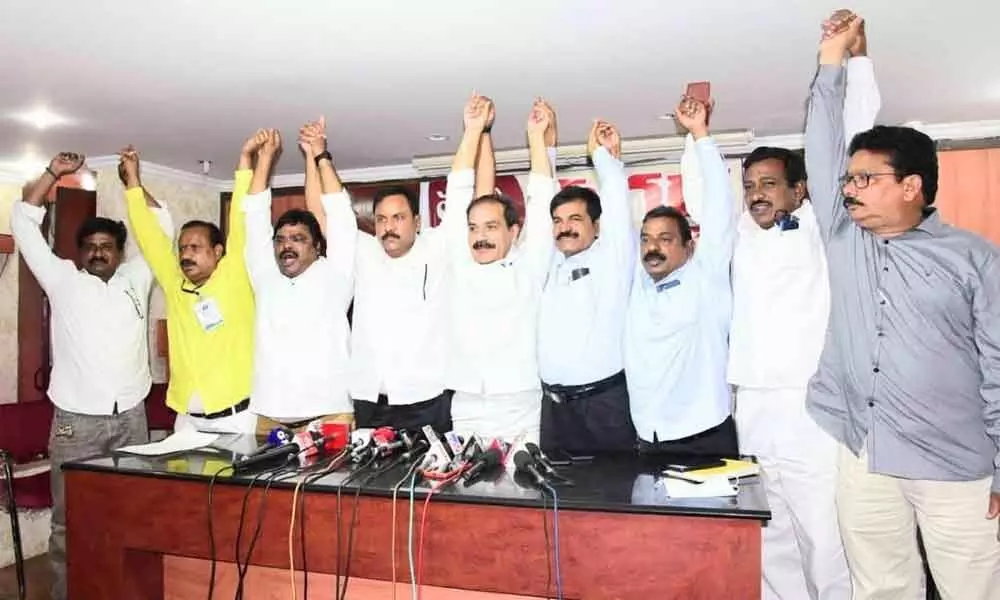 Trade union leaders expressing solidarity with the Ukku agitation in Visakhapatnam on Thursday