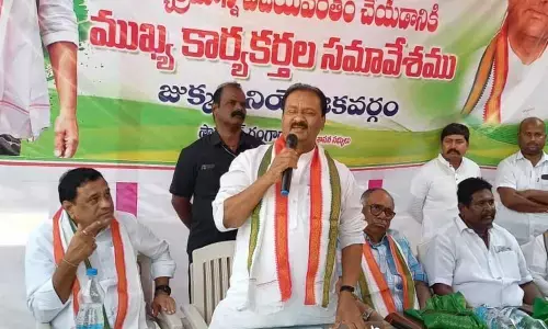 Senior Congress leader Mohammad Ali Shabbir addressing the party workers at Pedda Kodapagal mandal in Kamareddy district on Thursday