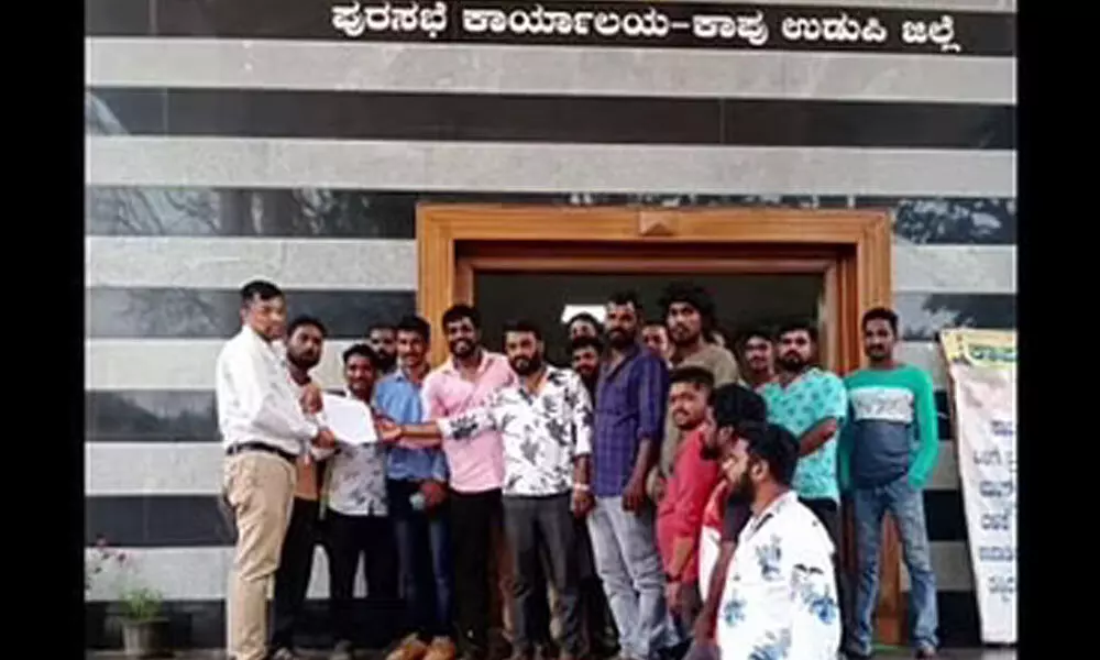 HJV members submitting the letter to Kaup TMC chief officer- Venkatesh Navada on Friday.