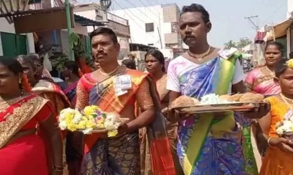 Kurnool: Village Men dress up as women to celebrate Holi