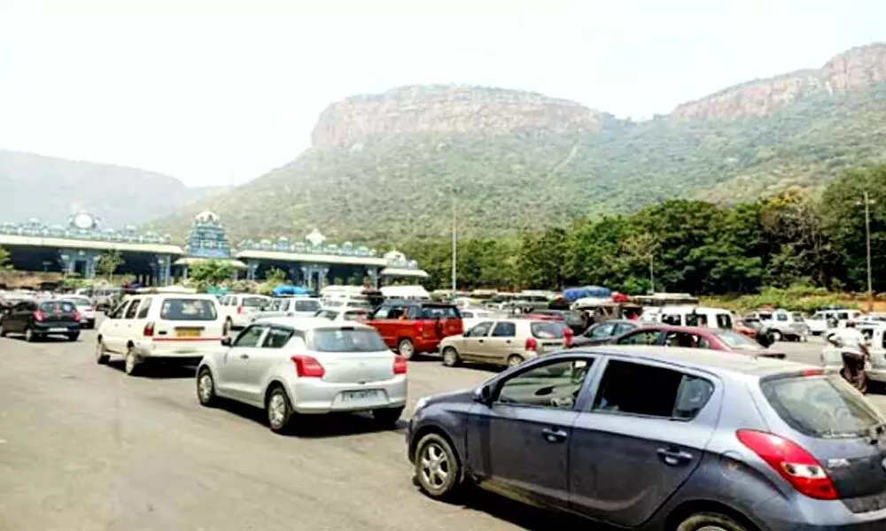 Tirupatis Alipiri witnesses huge traffic jam as devotees rush increase