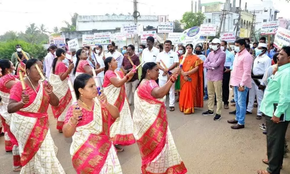 Awareness on ‘Swachh Survekshan 2022 takes Kolattam route at 85th ward in Visakhapatnam on Saturday