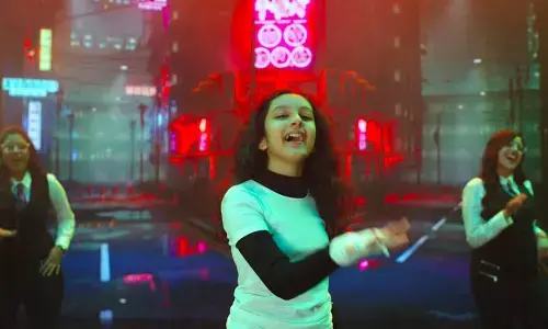 Mahesh’s daughter Sitara looked amazing shaking her legs in the promo…