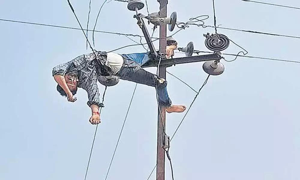 Man electrocuted to death on a electric pole in Nalgonda