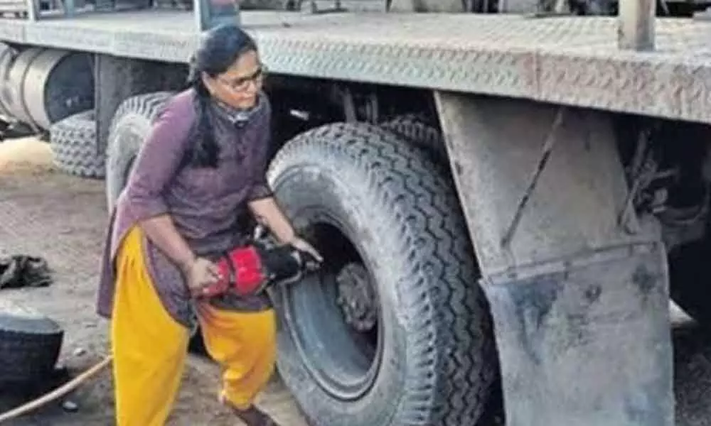 Kothagudem: Fixing flat tyres, she breaks gender barrier