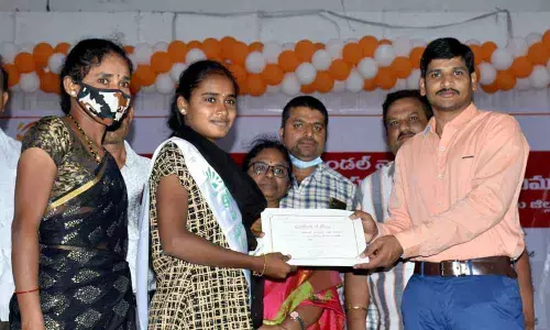 Kurnool: SP hails Coromandel International gesture of scholarships to girl students