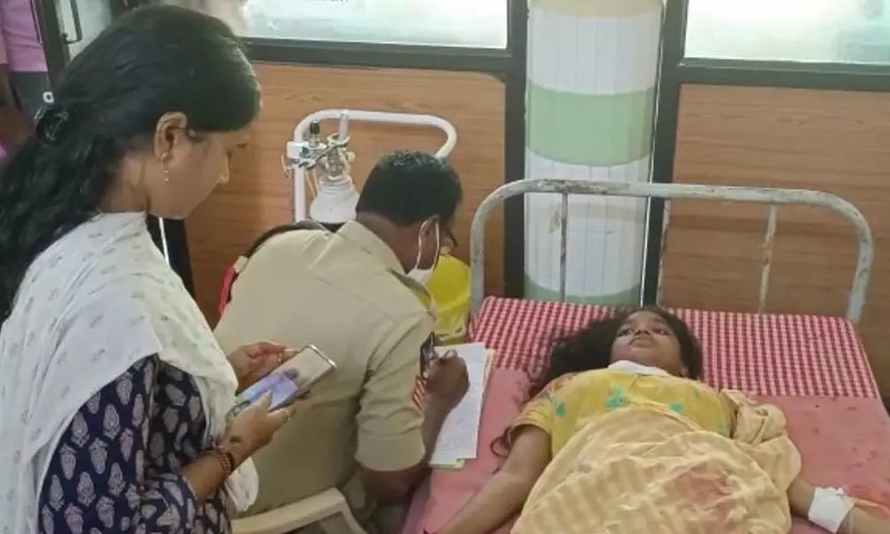 Youngster slits throat of a girl at Venkatagiri in Nellore