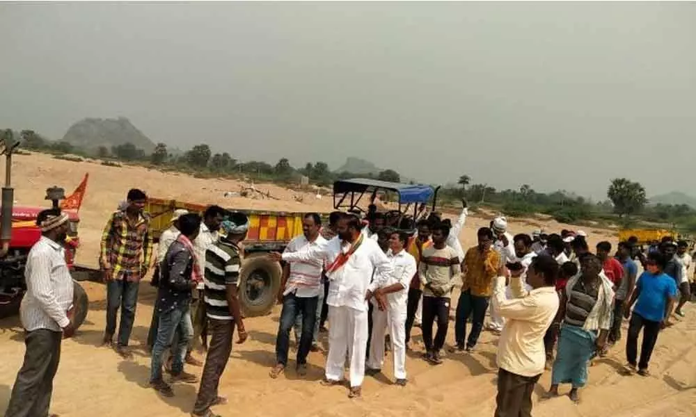 Former MLA Ch Vijayaramana Rao interacting with locals at sand reaches near Manair river in Peddapalli district on Monday