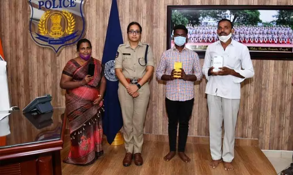 Prakasam SP Malika Garg after handing over the recovered mobile phones to the owners, in Ongole on Monday