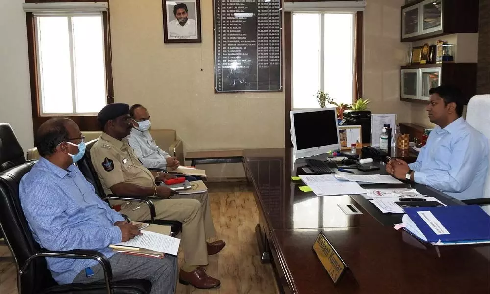 GMC Commissioner Nishanth Kumar addressing the inquiry committee members at a meeting in Guntur on Tuesday. Guntur Urban Additional SP D Gangadharam is also seen.