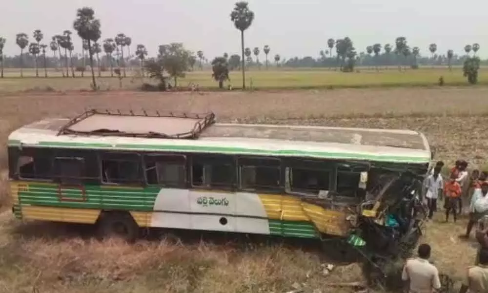 RTC bus hits stationary truck at BR Palem in Nellore, one dies