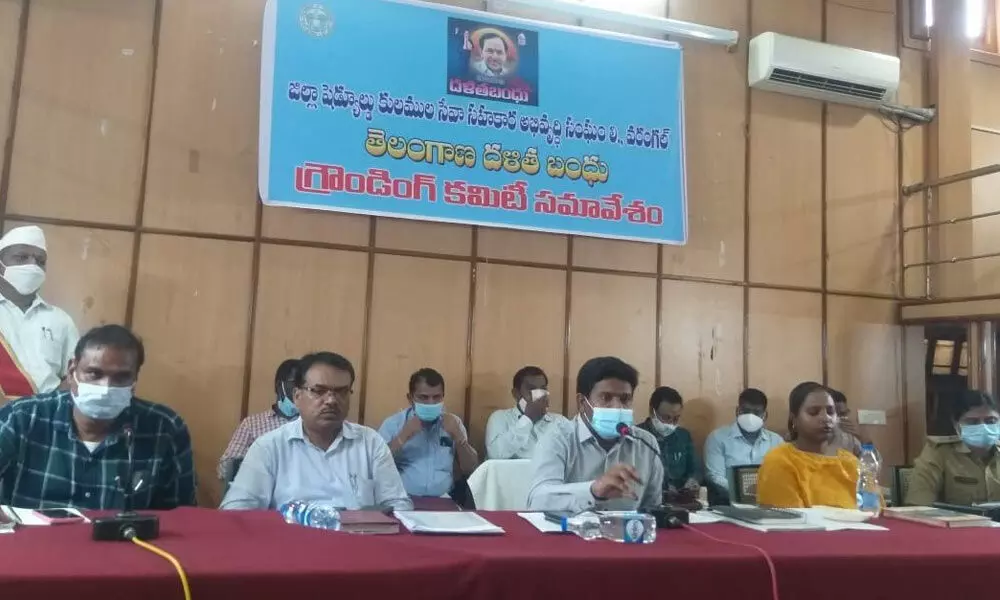 Warangal district Collector B Gopi speaking at a meeting aimed at sensitising the Dalit Bandhu beneficiaries in Warangal on Thursday