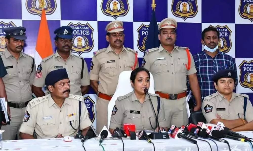 Prakasam SP Malika Garg briefing the media about the arrest of the accused in the realtor’s murder case, in Ongole on Thursday